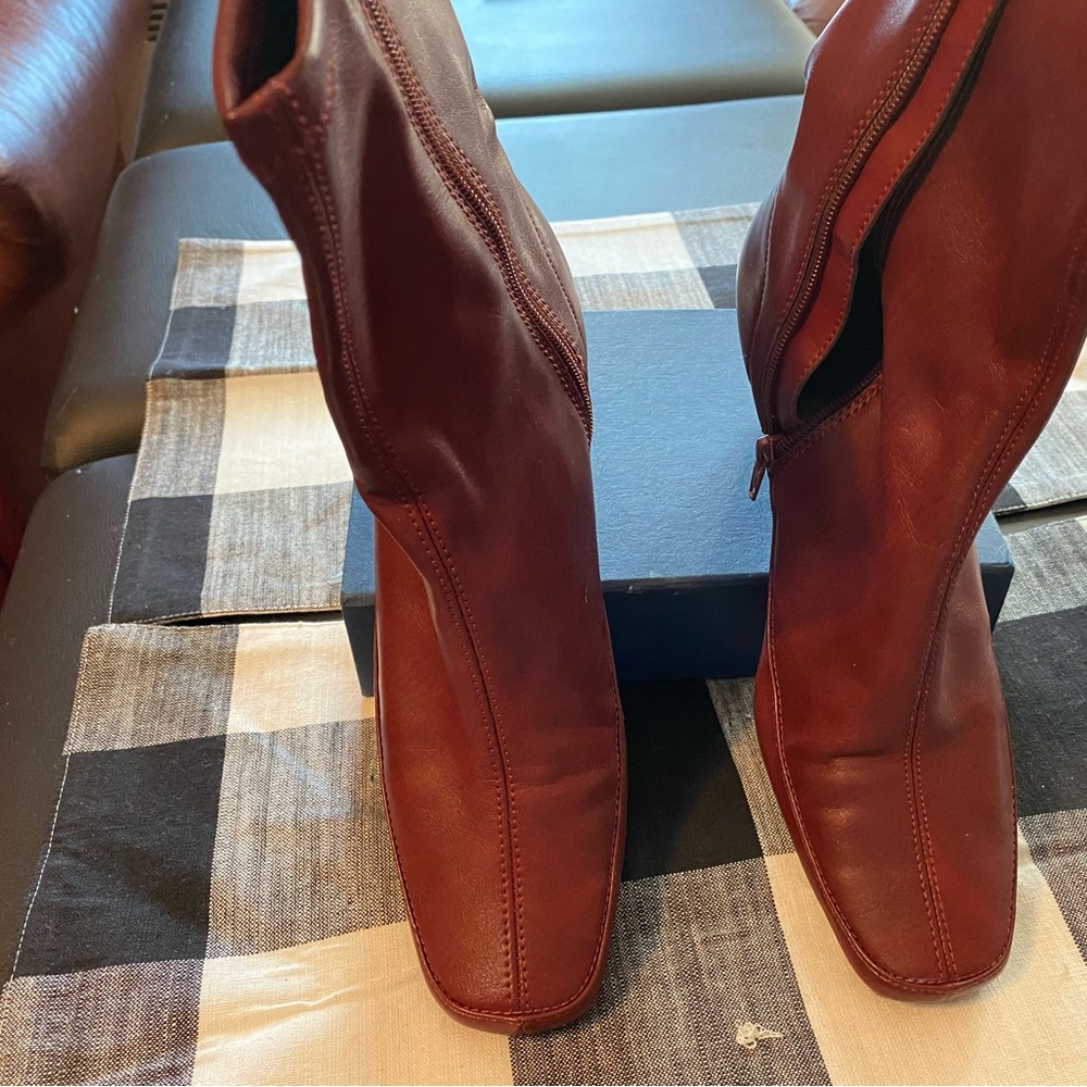 Red/burgundy short boots Aerosoles